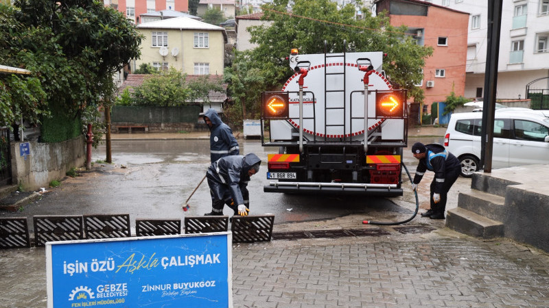 Gebze Belediyesi Ekiplerinden Sağanak Mesaisi