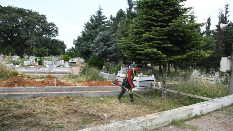 Çayırova’da mezarlıklar bayrama hazır