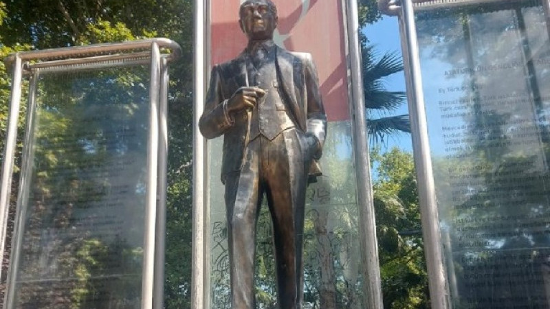 Atatürk Heykeli Bakıma Alınacak