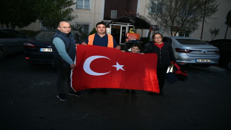 Çayırova Belediyesi’nden esnaf ve vatandaşlara Türk Bayrağı