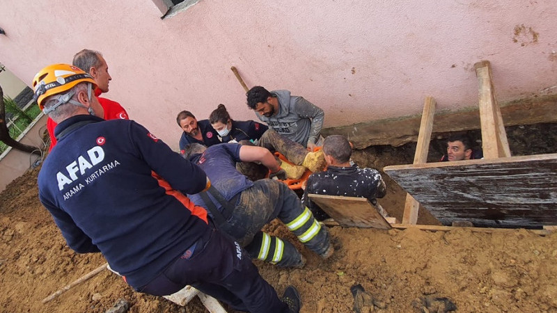 Darıca'da Göçükte sıkışan vatandaşı Büyükşehir itfaiyesi kurtardı