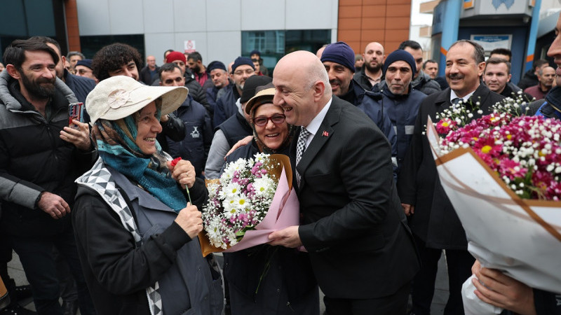 İşçiler, Başkan Bıyık’ı çiçeklerle karşıladı