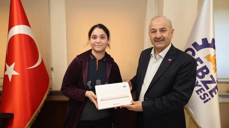 Gebze'de Dereceye giren öğrencilere  ödüller Başkan Büyükgöz’den