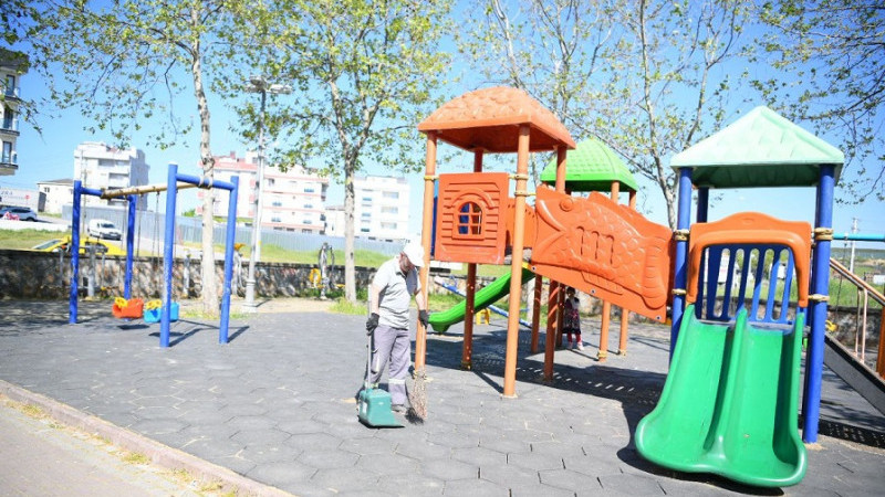 Çayırova’daki parklarda temizlik çalışmaları devam ediyor