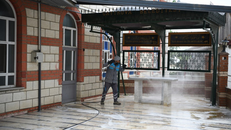 Çayırova’da ibadethanelerin avluları temizleniyor