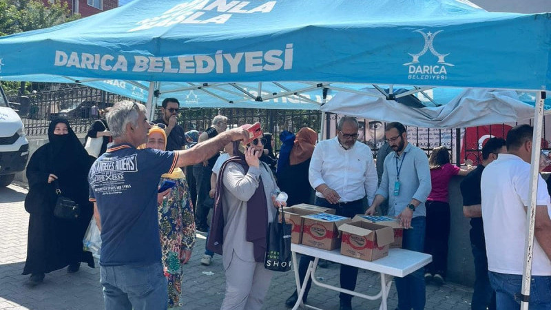 Darıca Belediyesi, LGS’ye Giren Öğrencilere ve Ailelerine İkramda Bulundu 