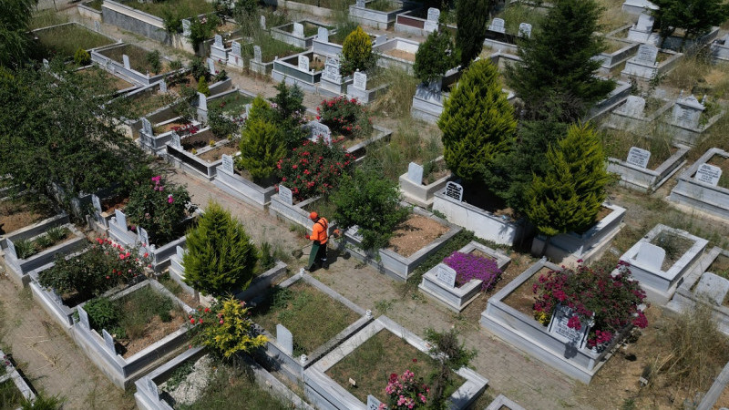 Mezarlıklarda bayram öncesi hummalı çalışmalar