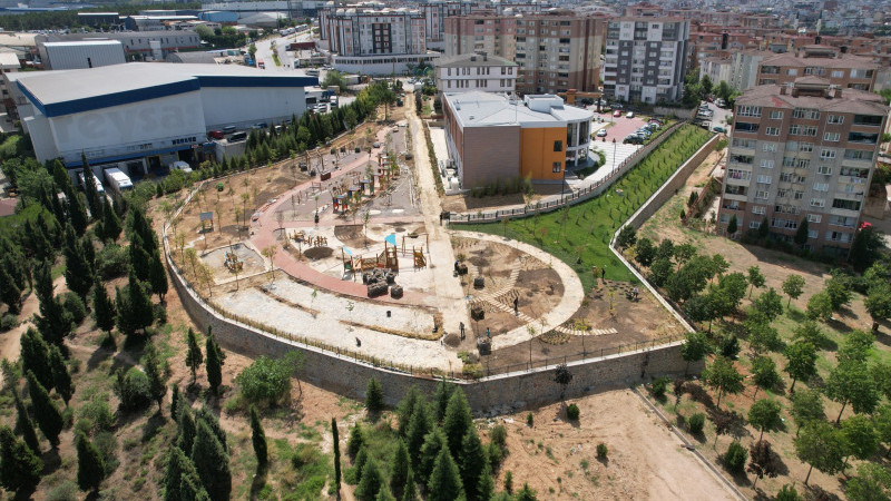 Çayırova Duyu Bahçesi’nde çim serimi başladı