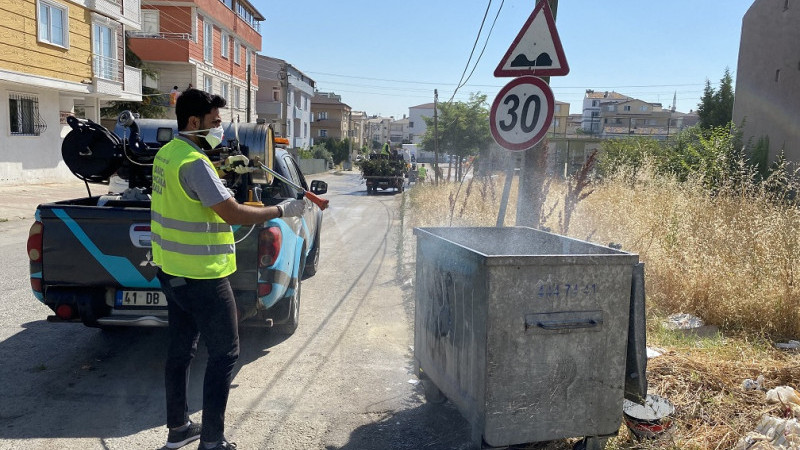 Darıca’da ekipler mahallelerde köşe bucak temizlik yapıyor