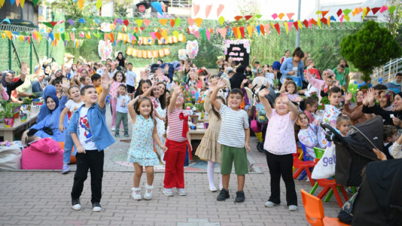 Aileler ve çocuklar, birlikte saksı boyayıp çiçek ekti