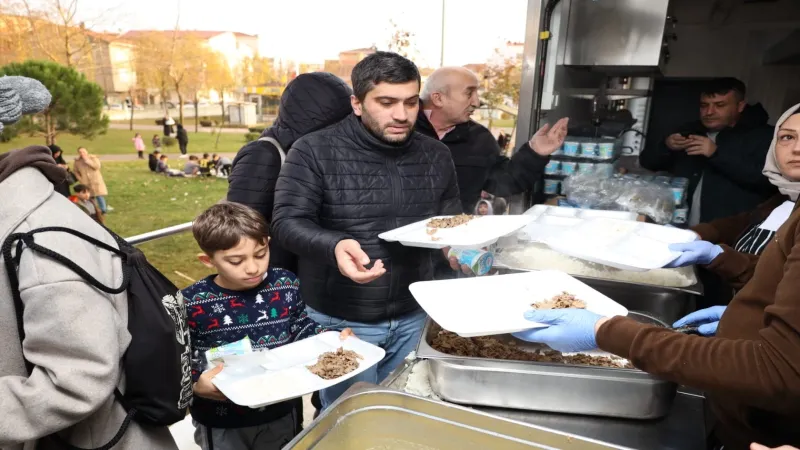 Büyükşehir'den Darıca'da yemek ikramı