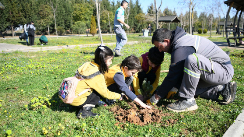 Minik öğrenciler, fidanları toprakla buluşturdu