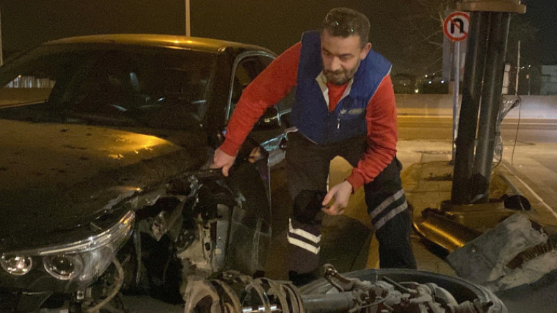 Kocaeli'de aydınlatma direğine çarpan otomobilin tekerleği koptu: 3 yaralı