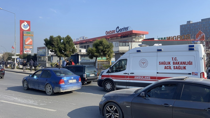 Gebze'de motosiklet otomobille çarpıştı 1 yaralı