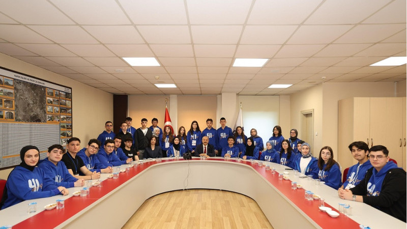 41 Genç’i başarılı öğrencileri  Başkan Büyükgöz’e konuk oldu