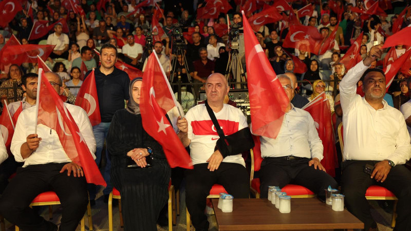 Başkan Bıyık, Kolunda sargıyla demokrasi nöbetine katıldı