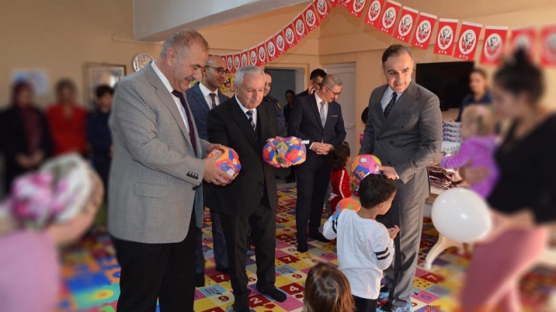 Gebze Cumhuriyet Başsavcısı Uslu Çocukları Sevindirdi