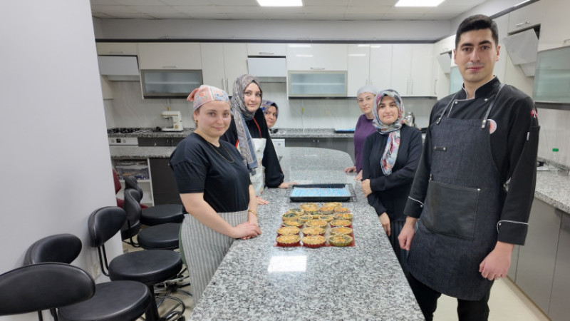 Yeni pasta şefleri eğitimlerine başladı