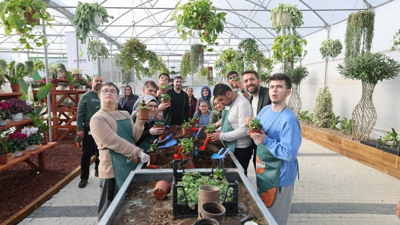 Özel bireyler, elleriyle hasat yapıp çiçek ekti