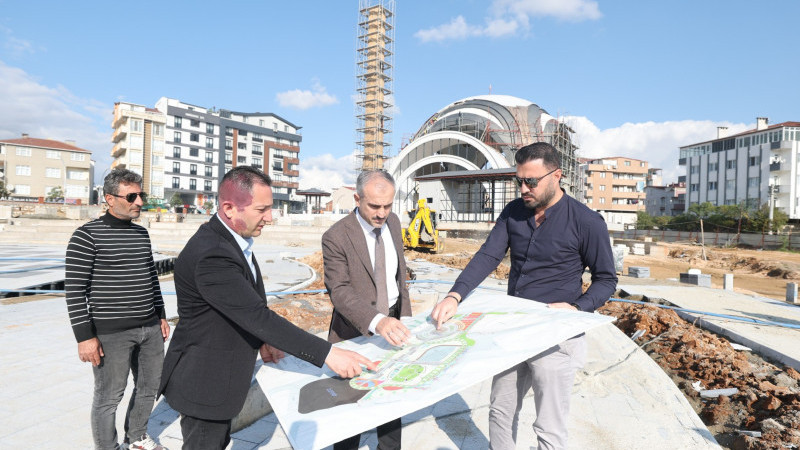 Başkan Çiftçi, Kent Meydanı’nda incelemeler gerçekleştirdi