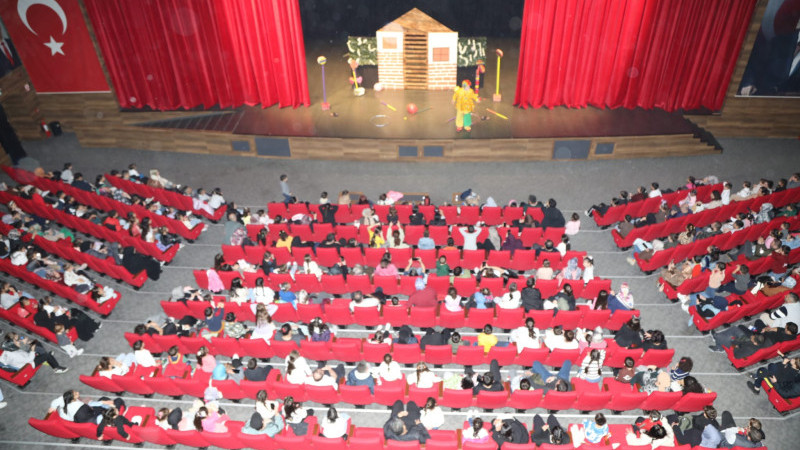 Çayırovalı çocuklar, ara tatilde tiyatroyla eğlendi