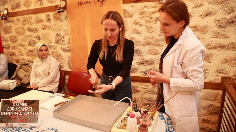 Gesmek Kursiyerlerinden Tarihi Su Dolabında Ebru Etkinliği