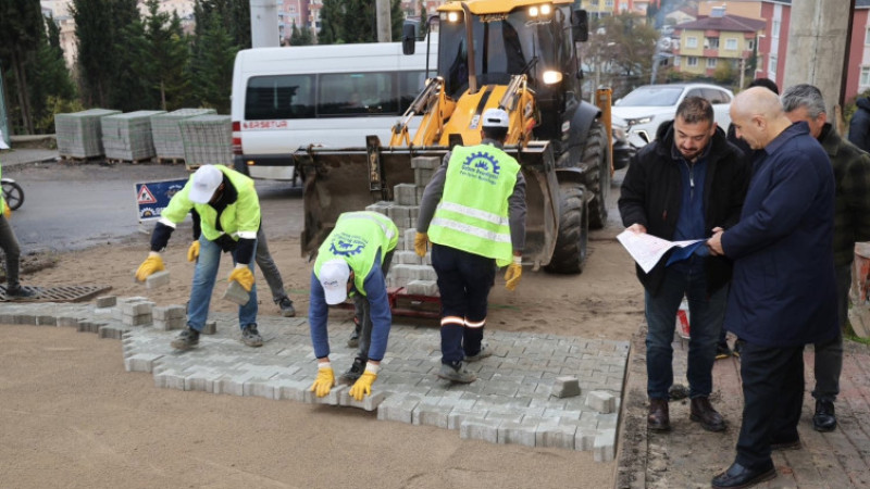 Başkan Büyükgöz Adem Yavuz Mahallesi’nde Üstyapı Çalışmalarını Yerinde İnceledi