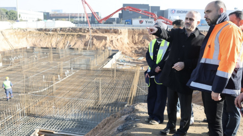 Çayırova’nın yeni meslek lisesinde temel betonu seriliyor