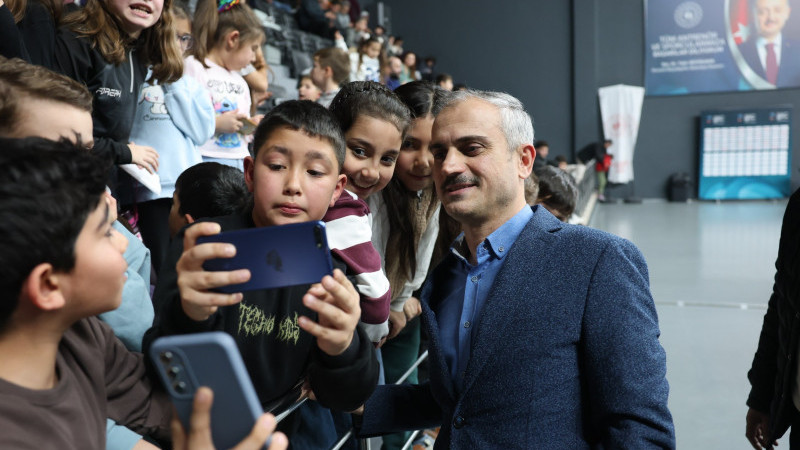 Başkan Çiftçi, basketbolsever miniklerin isteğini kırmadı