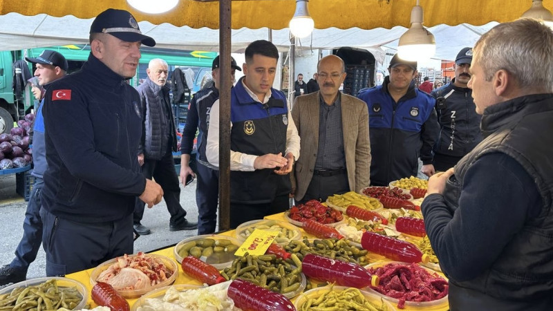 Çayırova Zabıtası, pazar denetimi gerçekleştirdi