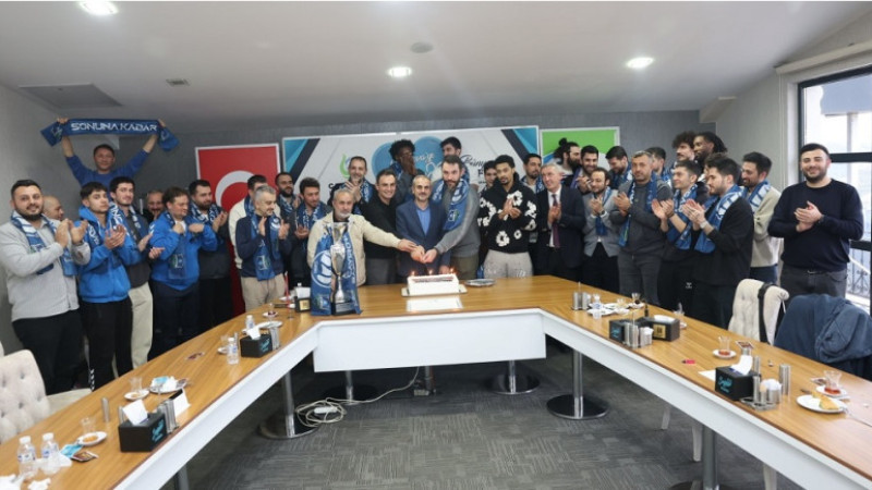 Başkan Çiftçi, şampiyon kadroyla bir araya geldi