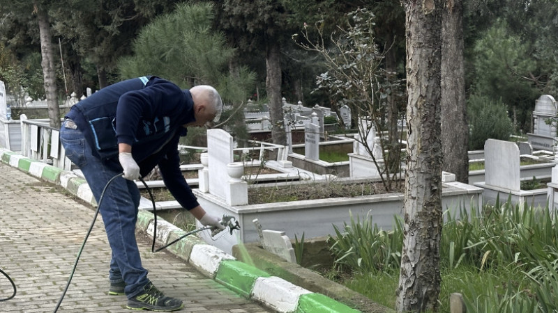Çayırova’daki mezarlıklarda bakım onarım çalışmaları sürüyor