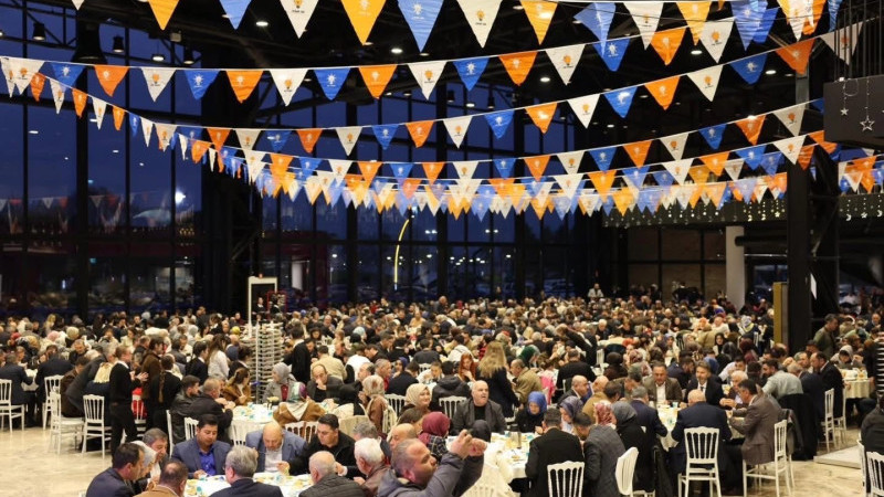 AK Parti iftarında 3 bin kişi aynı sofrada oruçlarını açtı