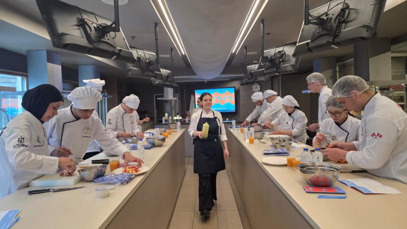 Genç şef adayları, işi ustasından öğrendi