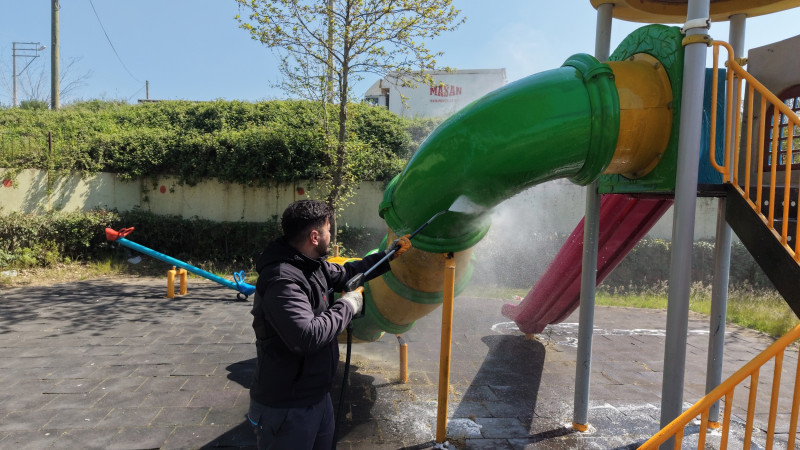 Çayırova’daki parkların oyun grupları yıkanıyor