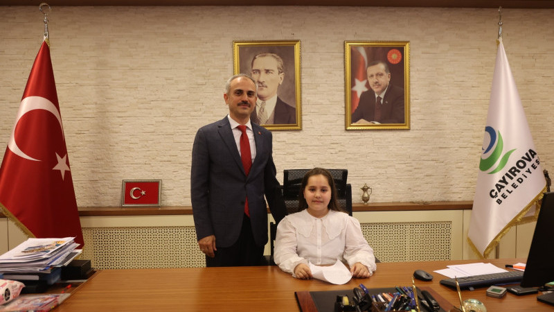 Başkan Çiftçi, koltuğunu minik başkana devretti