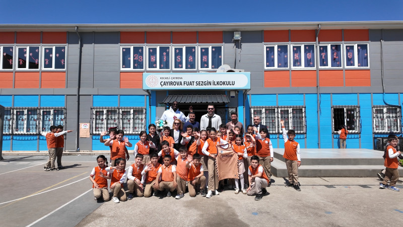 Şampiyon dev adamlar, Fuat Sezgin öğrencileriyle bir arada