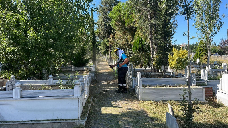 Gebze’de Mezarlıklara Titiz Bakım