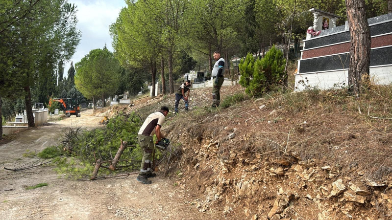 Gebze’deki mezarlıklarda yoğun mesai