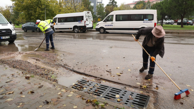 Çayırova’da Fen işleri ekiplerinden yoğun yağmur mesaisi