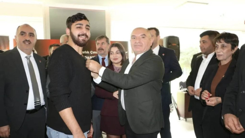 CHP Darıca’da 103 Gence Rozet Takıldı!